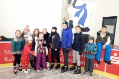 Kinder- und Juniorenpaare auf der Eisbahn